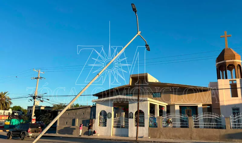 Al llegar al cruce con la avenida Sur, el automovilista perdió el control del volante y se proyectó contra la infraestructura municipal.
