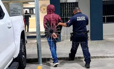 Los oficiales, a bordo de la unidad, detectaron su comportamiento extraño y procedieron a asegurarlo por cometer una falta administrativa.
