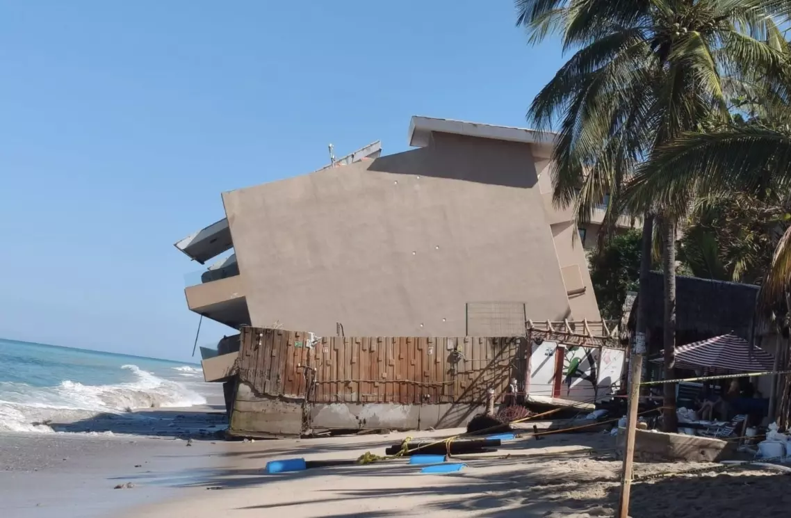 El complejo residencial de lujo Punta Paraíso, construido de manera irregular sobre una zona federal catalogada como hábitat de la tortuga marina, se encuentra en riesgo inminente de colapso. 