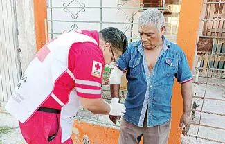 Una mujer al tratar de auxiliarlo también recibió mordeduras