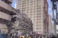 Un edificio en construcción se derrumbó este viernes en el concurrido distrito de Eastleigh, en Nairobi. Equipos de emergencia buscan a posibles víctimas entre los escombros. 