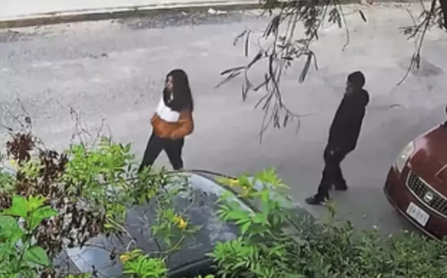 Habitantes reportaron que un automóvil rojo con dos hombres habría seguido a la joven; también expresaron preocupación por la falta de vigilancia y alumbrado en el sector. 