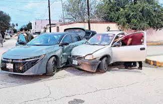 Miles de pesos en daños materiales dejó un choque entre una camioneta Chevrolet Chevy y un automóvil Nissan de modelo reciente.