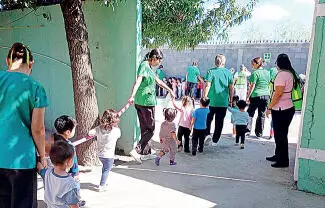 Con la participación de elementos de Protección Civil y Bomberos de Monclova, personal de la guardería CAMLE realizó un simulacro de incendio.