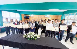 El CECyTEC Sur realizó la mañana de este viernes la entrega de títulos y cédulas profesionales a estudiantes de la carrera de Técnico en Programación.