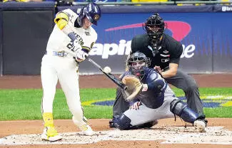 Milwaukee arrancó  con el pie derechó la Serie Mundial, aunque tuvo que darle cerrojo al juego dos veces luego de un reto de Tampa que los obligó a volver al diamante