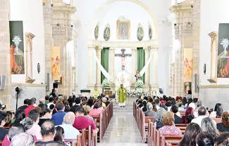 A practicar el amor al prójimo, dejar de lado el pesimismo y convertirse en una fuente de esperanza para quienes los rodean, llamó el padre Claudio.