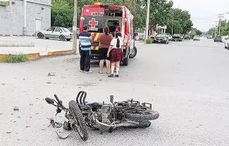Una persona con leves lesiones y daños materiales en un vehículo y una motocicleta, fue el saldo que dejó un choque.