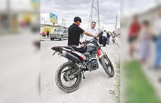 Un jovencito a bordo de su motocicleta se llevó tremendo susto al verse involucrado en un choque cuando un auto le salió a su paso.