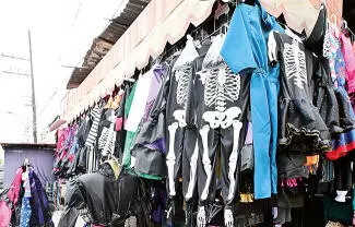 Comerciantes venden productos para ambas festividades: Halloween y Día de Muertos