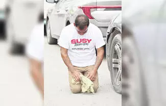 Hincado y haciendo oración en plena calle Miguel Blanco de la Zona Centro de Monclova, se captó al lavador de carros Mario Alberto Vargas.