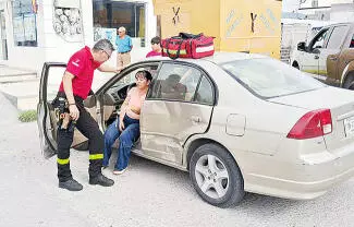 Una maniobra en reversa terminó provocando un fuerte choque entre dos vehículos en calles de la colonia Guadalupe Borja.