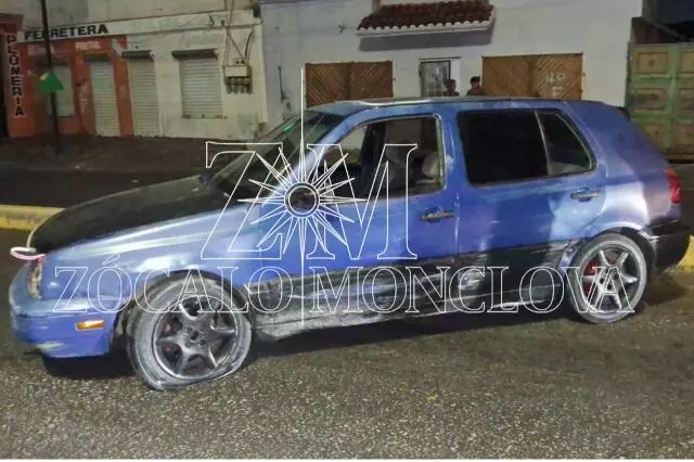 Según las versiones de los testigos, ambos automovilistas comenzaron a realizar maniobras mientras circulaban por el bulevar San José, aparentemente intentando ganarse el paso