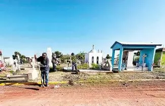Entre los objetos localizados se encuentran frascos con nombres y mensajes, los cuales son retirados por el personal, e indicó que habrá seguridad e