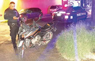 Un fuerte estruendo alarmó a los vecinos de la colonia Azteca, luego de que un motociclista se estrelló contra un automóvil.