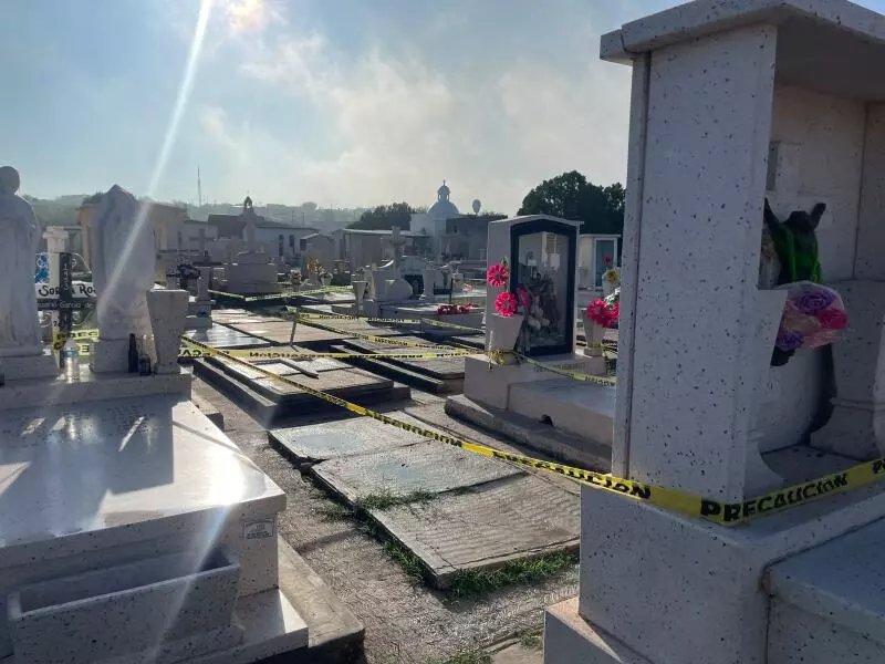 Advirtió que las recientes lluvias y la humedad pueden reblandecer las estructuras, por lo que pidió a la ciudadanía evitar caminar sobre las tumba
