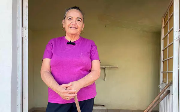 Cada año, Alma Rosa Contreras Náñez acude al Panteón Guadalupe para visitar y recordar a sus seres queridos, una tradición que conserva durante f