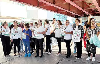 Sólo se presentaron unos 20 trabajadores del IMSS Clínica 7 debajo del puente